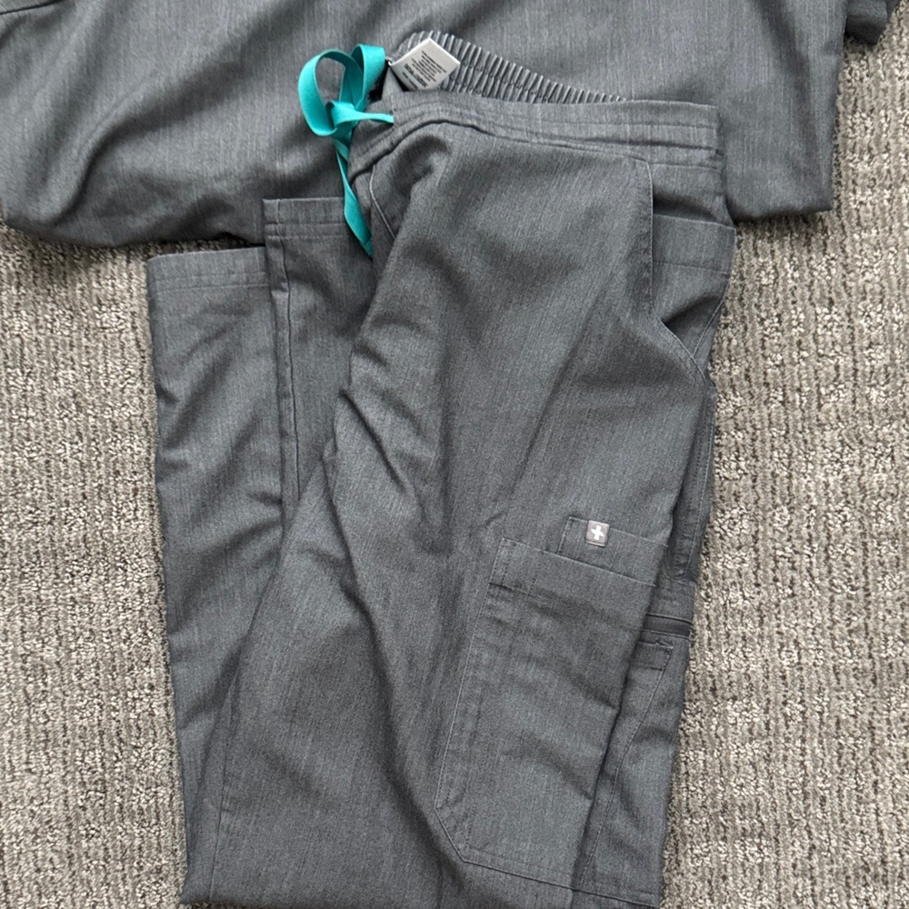 FIGS Graphite Scrub Set - Picture 4 of 4